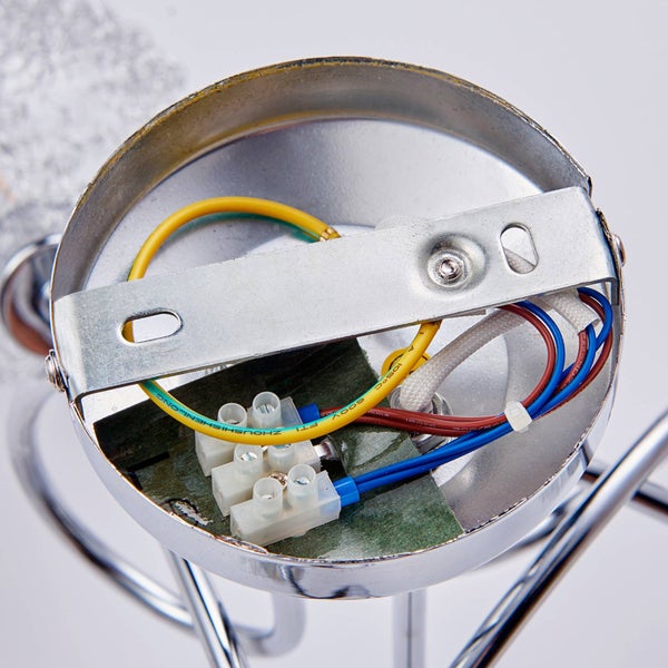 Detailaufnahme der elektrischen Verkabelung einer Lampe