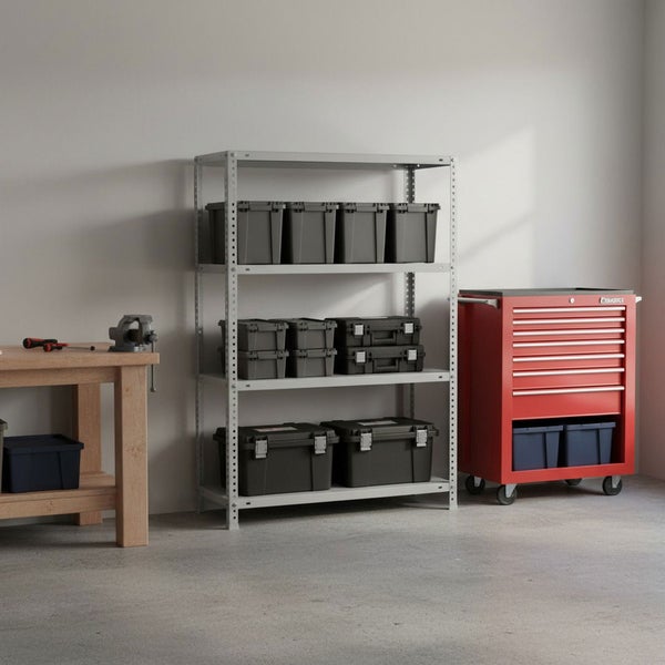 Organisierte Werkstatt mit Metallregal, rotem Werkstattwagen, hölzerner Werkbank und grauen Lagerboxen aus Kunststoff.