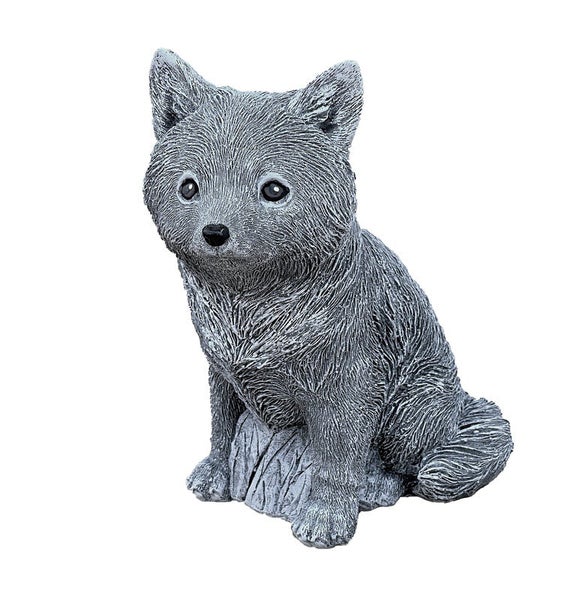 Gartenfigur in Form eines sitzenden Fuchswelpen aus wetterfestem Kunststein