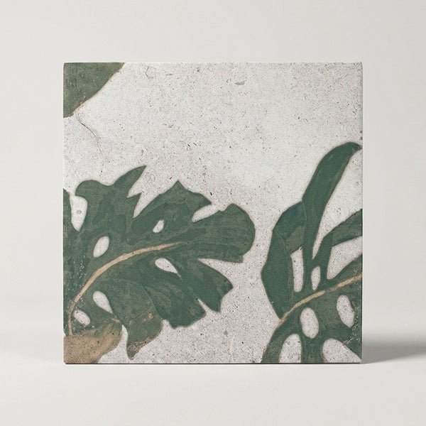 Quadratische Wandfliese mit Blattmotiv im Vintage Look.