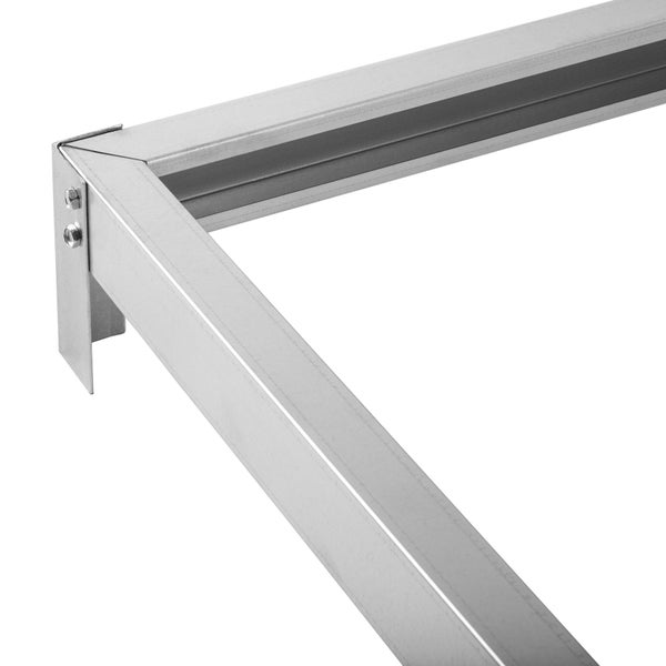Eckverbindung eines Fundamentrahmens aus Metall mit Schrauben.