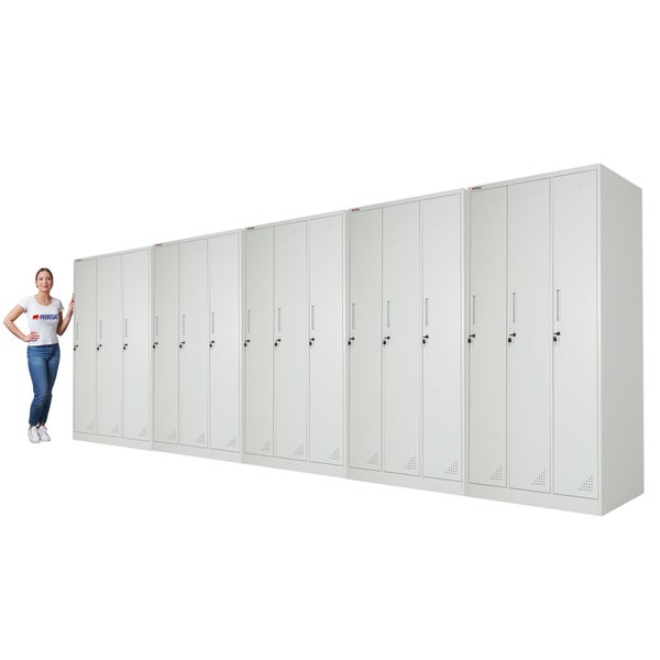 Lange Reihe von hellgrauen Metallspinden mit abschließbaren Türen und Lüftungsschlitzen, neben einer Person zur Veranschaulichung der Größe.