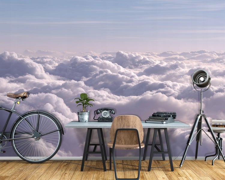 Dekoratives Arbeitszimmer mit Schreibtisch, Stuhl, Stehlampe, Fahrrad und Fototapete Wolken