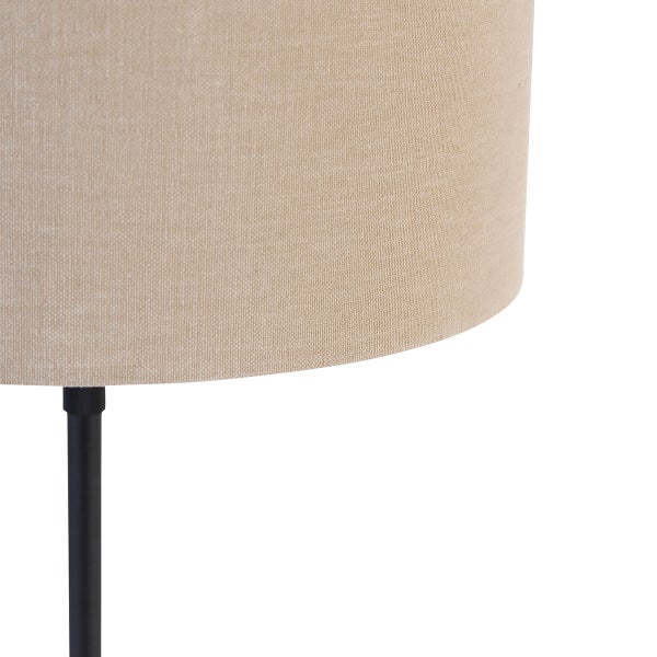 Detailaufnahme eines Lampenschirms aus Stoff auf einem Lampenfuß