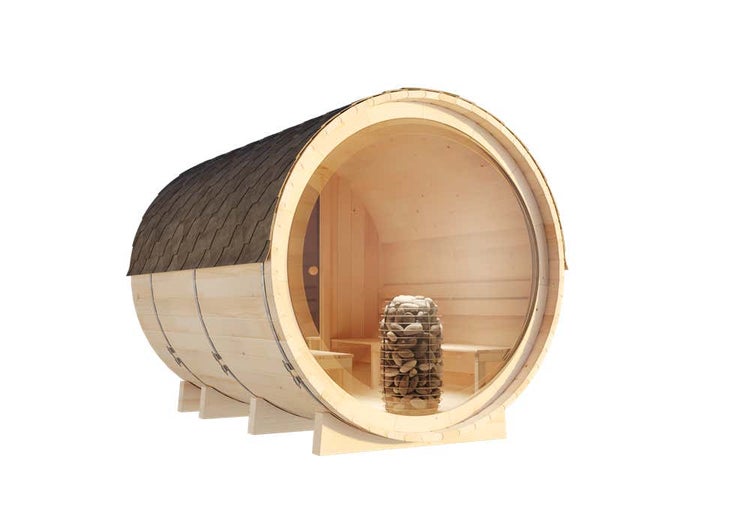 Fasssauna aus Holz mit Panorama-Glasfenster, Bitumenschindeln auf dem Dach und sichtbarem Saunaofen im Inneren.