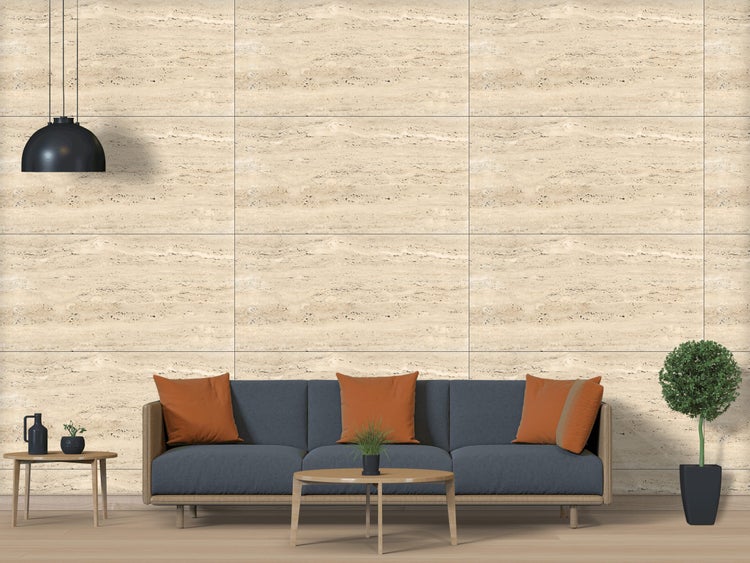 Wohnzimmer mit Sofa, Tisch, Zimmerpflanze und Wandfliesen