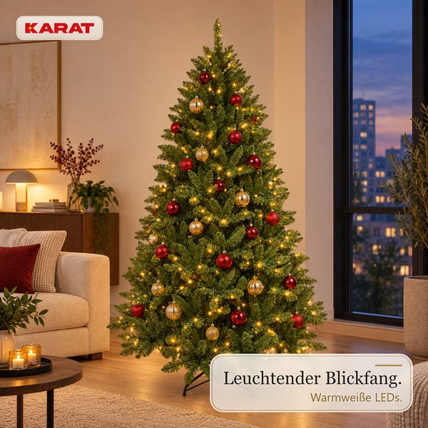 Künstlicher Weihnachtsbaum von Karat mit warmweißer LED Beleuchtung und Weihnachtsbaumschmuck in einem modern eingerichteten Wohnzimmer.