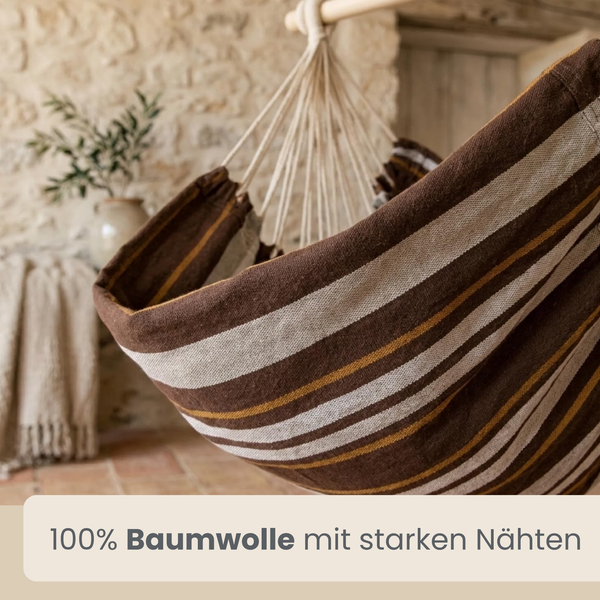 Hängesessel aus 100 Prozent Baumwolle mit stabilen Nähten in gestreiftem Design in einem rustikalen Wohnbereich