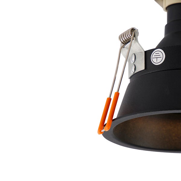Nahaufnahme eines schwarzen Einbaustrahlers aus Metall mit Federclip zur Deckenmontage und Symbol für Schutzerdung.