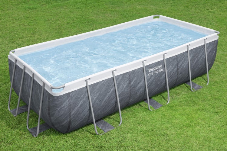 Bestway Steel Pro Max rechteckiger Aufstellpool mit Steineffekt auf einer Rasenfläche.