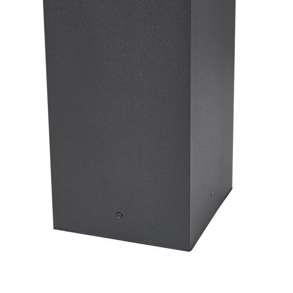 Nahaufnahme des strukturierten rechteckigen Sockels einer modernen anthrazitfarbenen Außenleuchte mit Befestigungsschrauben.