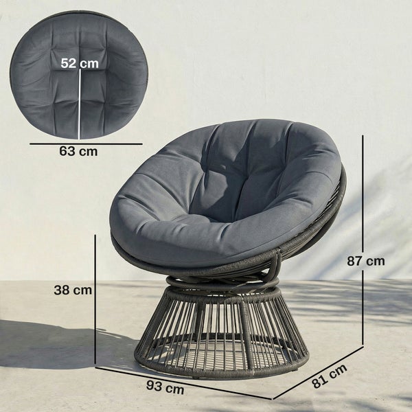 Person im Papasan-Sessel mit 110 Zentimeter Polster auf Terrasse, Details zur weichen Polypropylen-Baumwollfüllung und zum Befestigungsband.