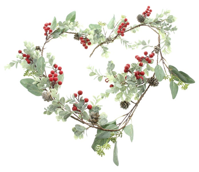 Herzförmige Dekoration mit Blättern, roten Beeren und Tannenzapfen