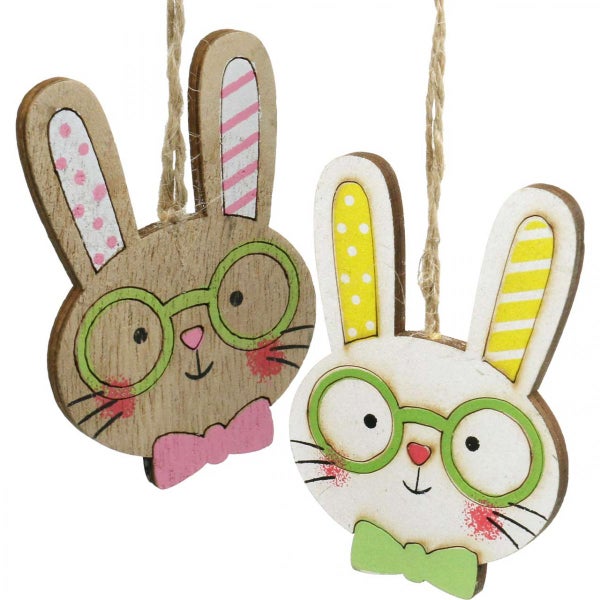 Zwei Osterhasen-Anhänger aus Holz mit Brille und Schleife an Juteschnüren.