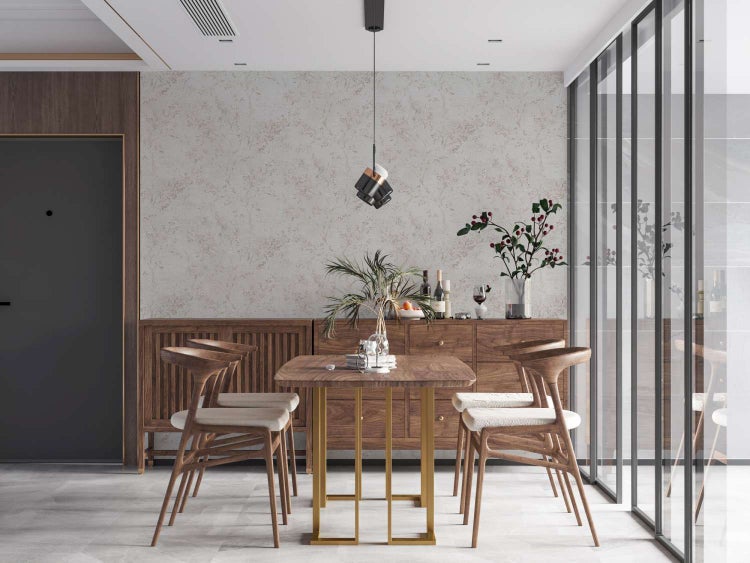 Modernes Esszimmer mit Holztisch, Stühlen und Tapete mit zartem floralem Muster in einem hellen und wohnlichen Raum.