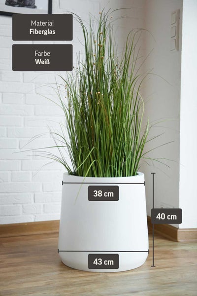Weißer Fiberglas-Pflanztopf, Höhe 40 Zentimeter, Durchmesser oben 38 Zentimeter und unten 43 Zentimeter, mit grüner Kunstpflanze.