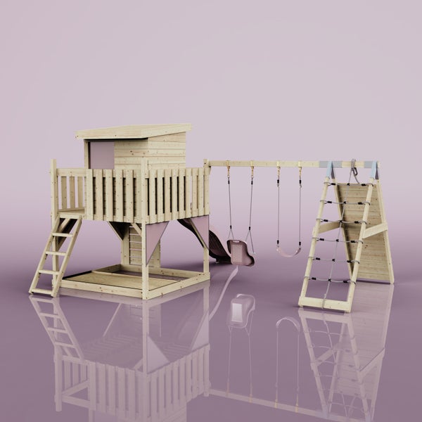 Spielturm aus Holz mit Rutsche, zwei Schaukeln, Kletternetz und Sandkastenbereich.