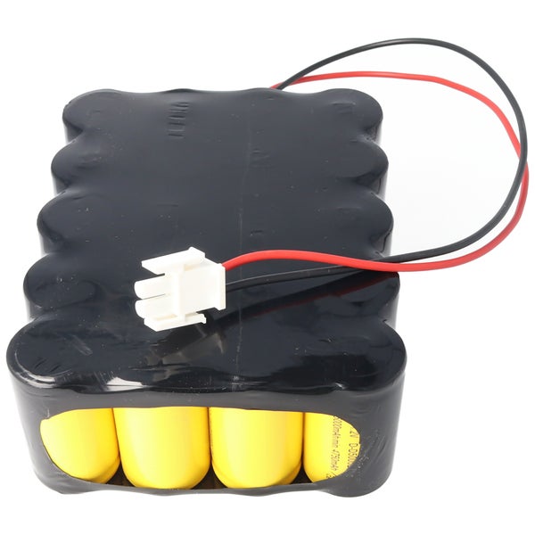 Offener grüner Koffer mit elektronischen Bauteilen und einem roten Akku