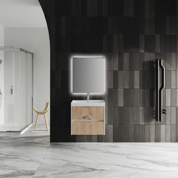 Modernes Badezimmer mit wandhängendem Waschtischunterschrank mit Rillenstruktur, beleuchtetem Spiegel, dunklen Wandfliesen und Marmorboden.