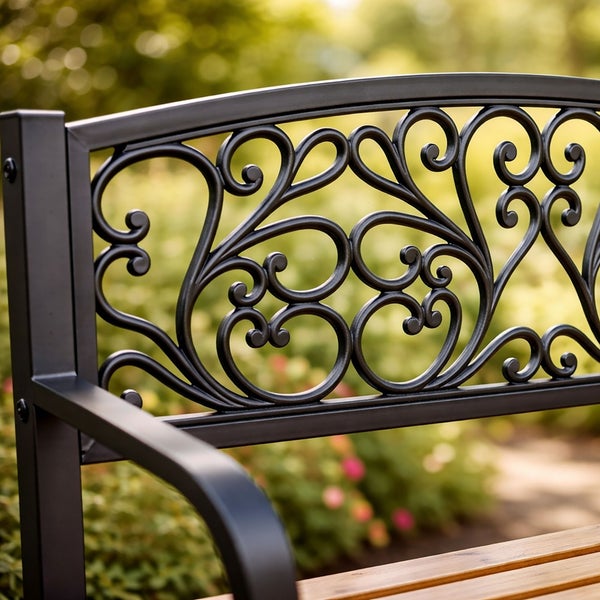 Detailansicht einer Gartenbank mit verzierten Metall-Ornamenten in der Rückenlehne und hölzerner Sitzfläche.