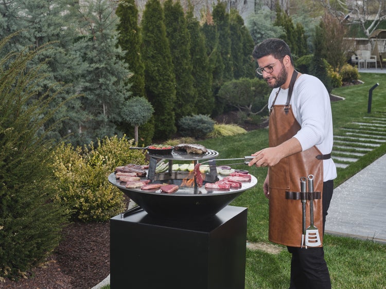 The Favilla FUEGO SCHWARZ Feuerschale mit Grillring – Design-Grill mit 3 Temperaturzonen Ø 85 cm – Feuerstelle Outdoor mit Zubehör – Schwarz pulverbeschichtet inkl. Grillrost & Abdeckhaube