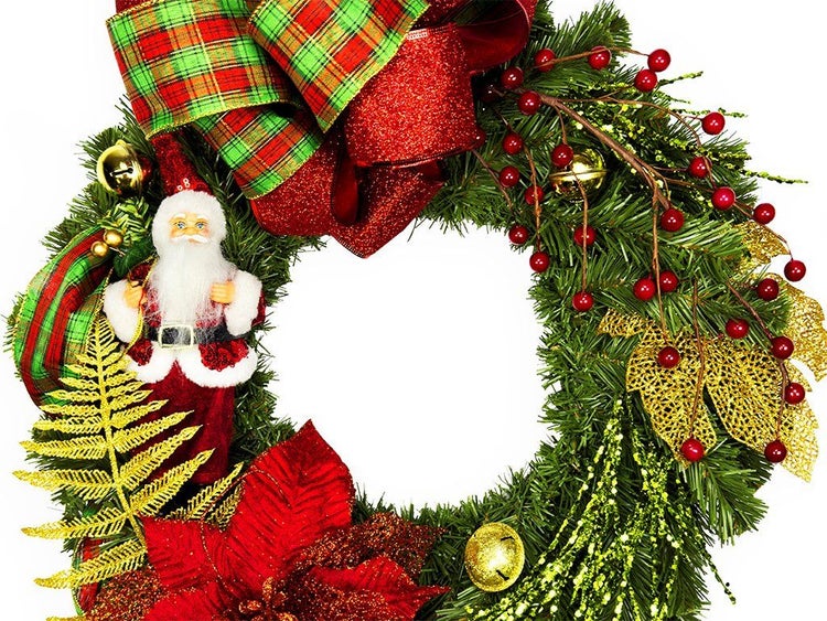 Weihnachtskranz aus künstlichen Tannenzweigen mit Weihnachtsmann Figur, Beeren, Schleife und glitzernden Dekoelementen.
