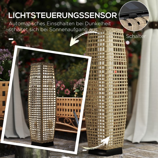 Wetterfeste Außenleuchte aus Geflecht auf einer Terrasse in einem Garten mit Pflanzen und Sitzgelegenheit.