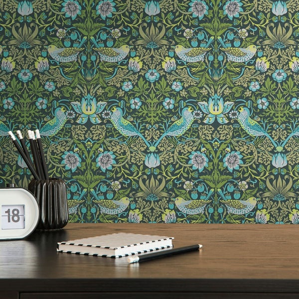 Tapete mit Vogel- und Blumenmuster hinter einem Holzschrank
