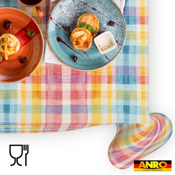 Bunt karierte Wachstuch-Tischdecke auf einem gedeckten Tisch, lebensmittelecht, ANRO Logo.