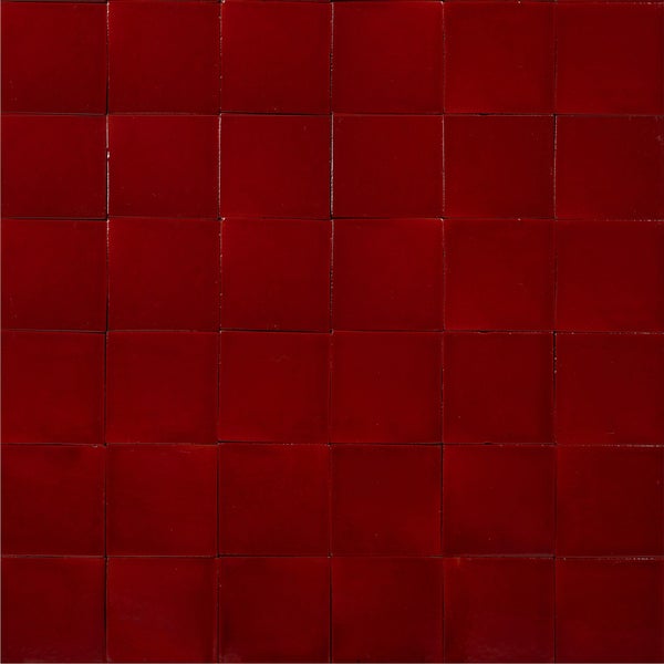 Fliesenwand mit quadratischen, glänzenden Fliesen