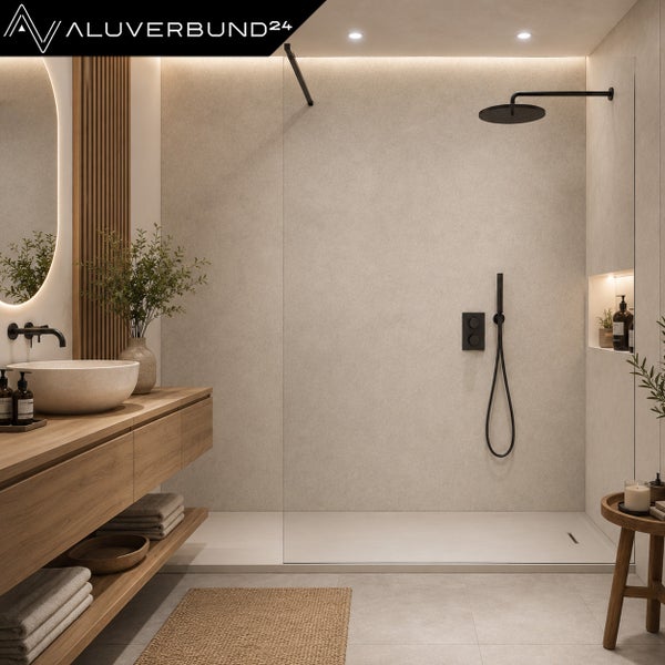Modernes Badezimmer mit begehbarer Dusche, schwarzen Armaturen und beigen Wandpaneelen. Waschtisch aus Holz und runder Spiegel. Aluverbund24 Logo.