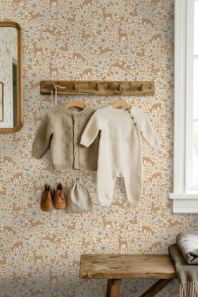 Vliestapete mit Waldmotiven und Rehkitzmuster für eine kindgerechte Wandgestaltung im Babyzimmer oder Kinderzimmer.