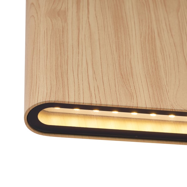 Detailaufnahme einer Holzleuchte mit integriertem LED-Band.