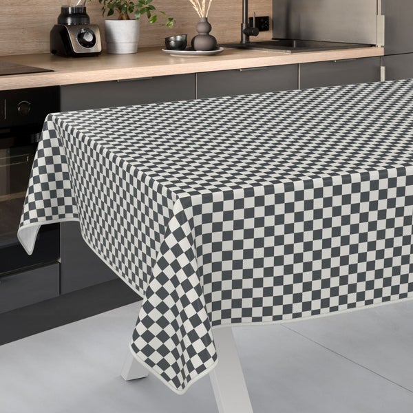 Tisch mit karierter Tischdecke in einer Küche
