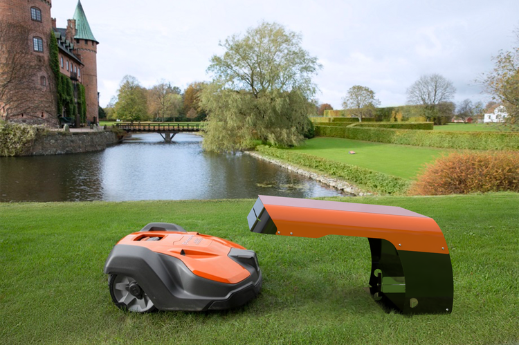 Rasenmähroboter mit Garage auf einer Rasenfläche vor einem Schloss.