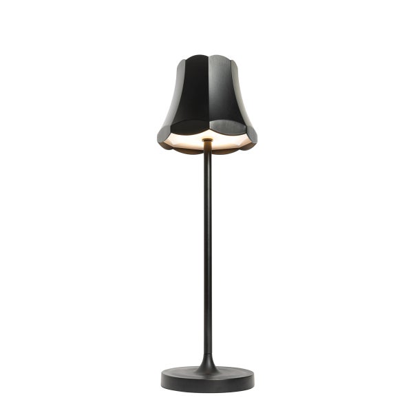 Schwarze LED Tischleuchte mit glockenförmigem Schirm und hohem schlankem Standfuß.