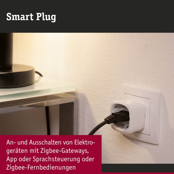 Weißer Smart Plug in einer Wandsteckdose mit eingestecktem schwarzem Netzkabel zur Steuerung von Elektrogeräten über Zigbee.