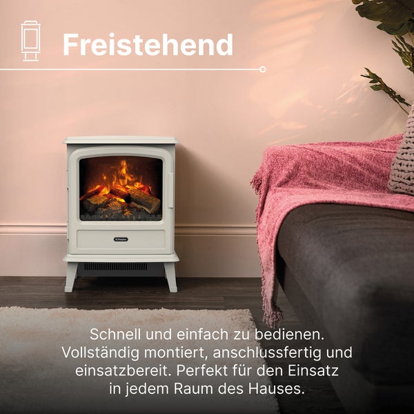 Freistehender elektrischer Kamin von Dimplex mit Flammeneffekt und Holzscheiten in einem hellen Wohnzimmer neben einem Sofa.
