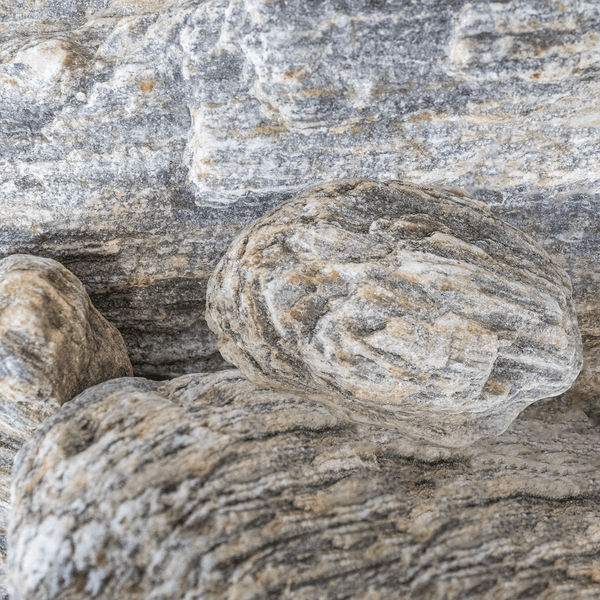 Natürliche Gartensteine mit einer rauen und geschichteten Oberfläche.
