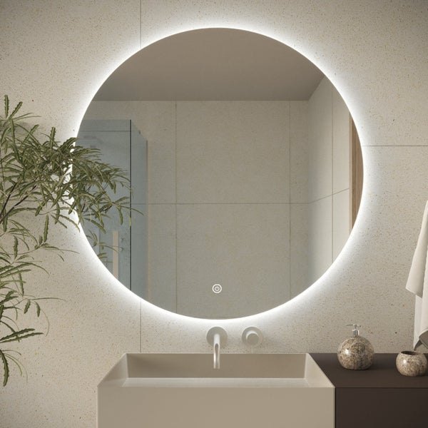 Runder Badezimmerspiegel mit LED Beleuchtung und Touchschalter über einem Waschbecken in modernem Badezimmer Ambiente.