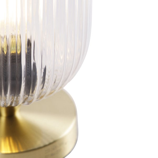 Tischleuchte mit geripptem Glasschirm und Metallfuß