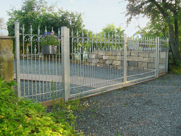 Metallzaun mit Tor im Garten