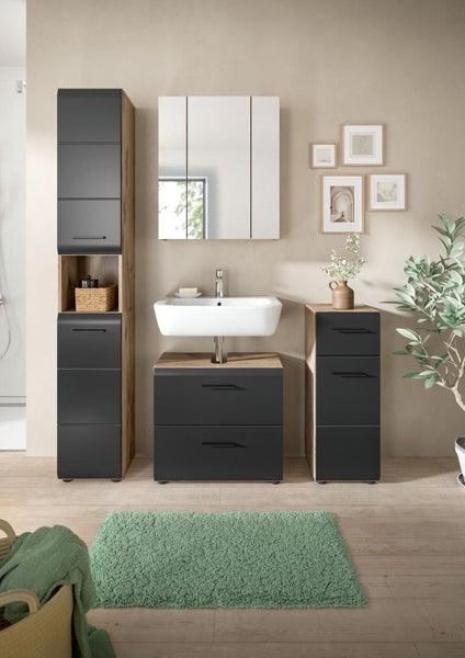 Modernes Bad mit schwarzen Fronten und Holzoptik, bestehend aus Hochschrank, Waschbecken mit Unterschrank, Spiegelschrank und Beistellschrank.