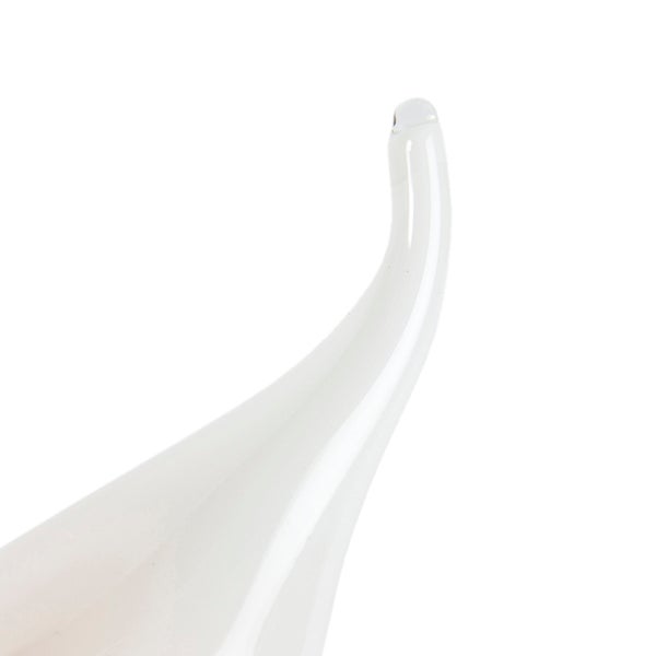 Nahaufnahme des gebogenen, transparenten Glashalses einer Bewässerungskugel.