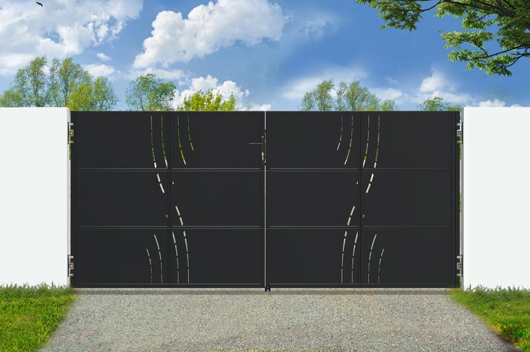 Zweiflügeliges Einfahrtstor aus Metall in Anthrazit mit modernem Design und dekorativen Aussparungen, montiert zwischen zwei weißen Pfeilern.