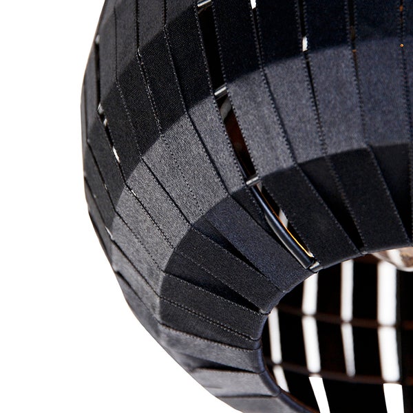 Detailaufnahme einer Pendelleuchte mit einem Lampenschirm aus Textilbändern