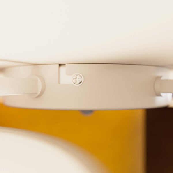 Detailansicht einer Deckenventilator-Montagehalterung mit einer Kreuzschlitzschraube.