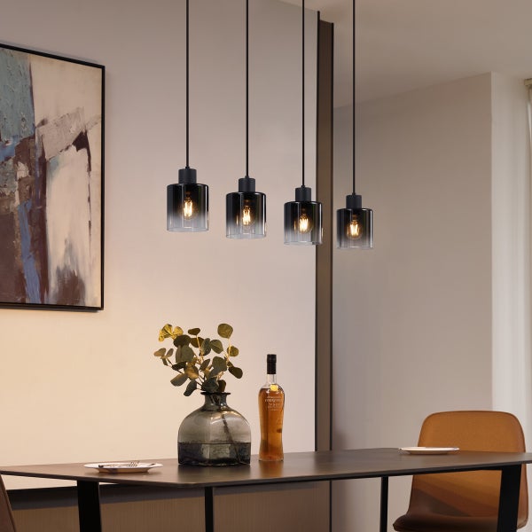 Esszimmer mit Esstisch, Dekoration und einer Pendelleuchte mit vier Leuchten