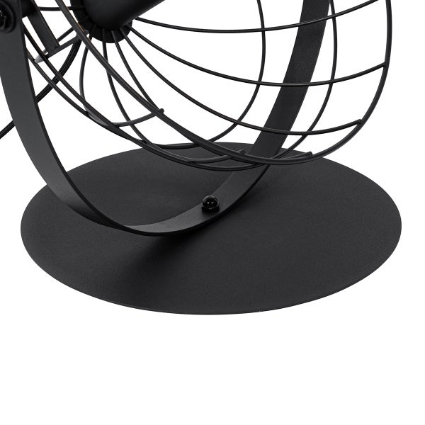 Detailansicht des schwarzen Metallfußes eines Ventilators