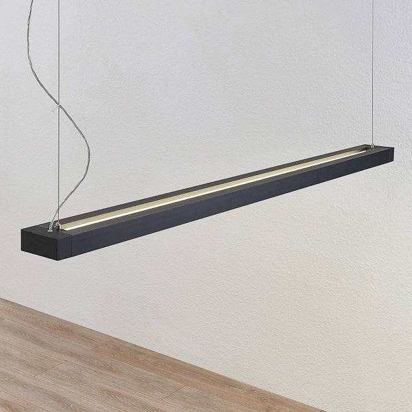 Moderne lineare LED-Pendelleuchte aus schwarzem Metall mit integrierter warmweißer Lichtquelle.